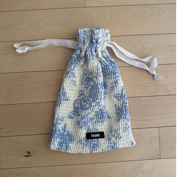 Triangl swimsuit bag in textured white fabric with blue floral print - Picture 2 of 7